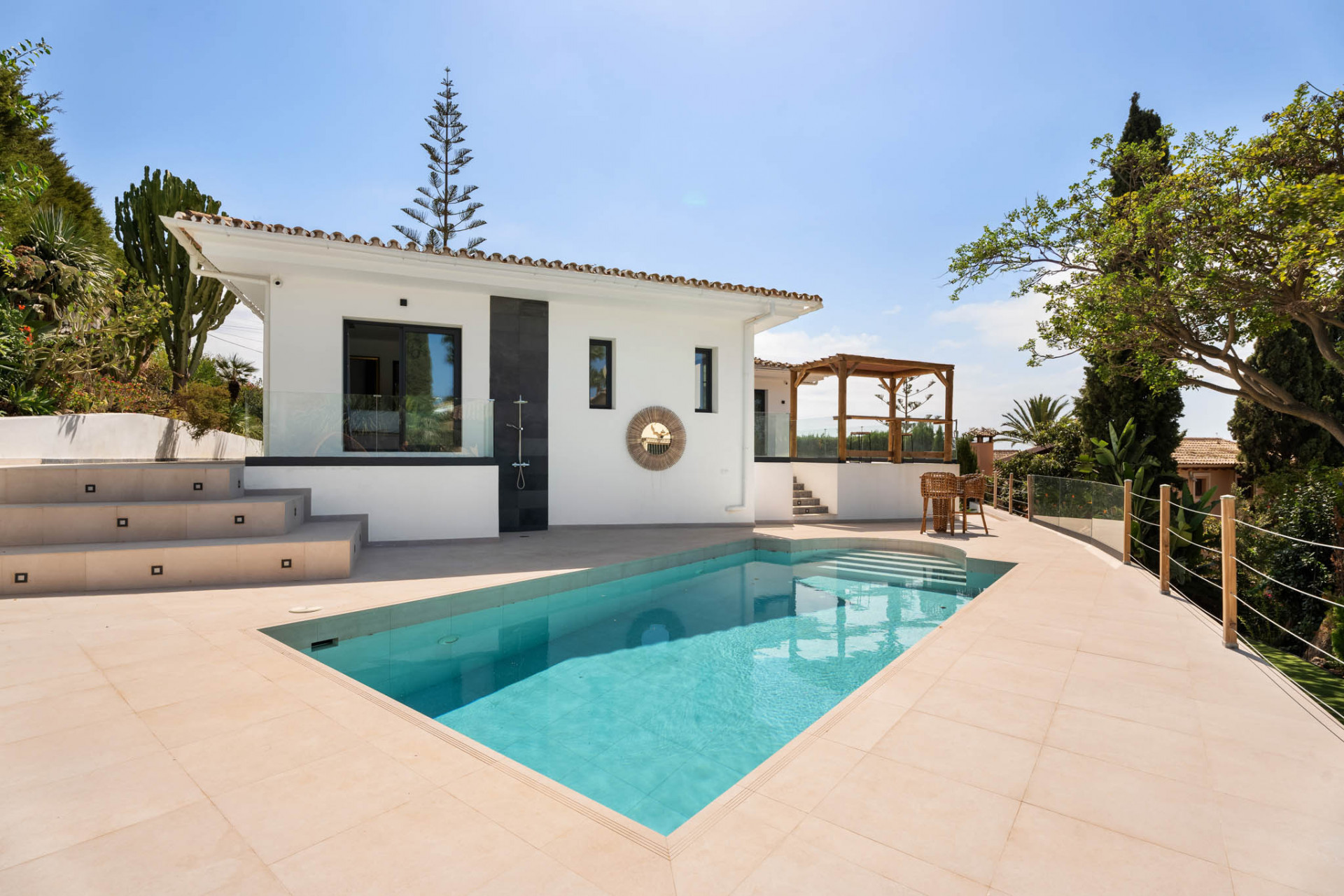 Elegante Villa in Elviria, Marbella – Süd-Ausrichtung mit Meerblick