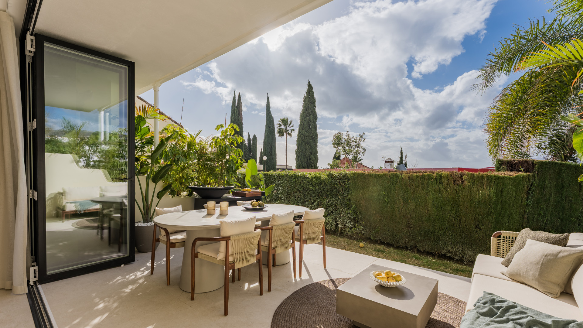 Hochwertiges luxuriöses Wohnhaus in Toplage nahe Aloha Golf