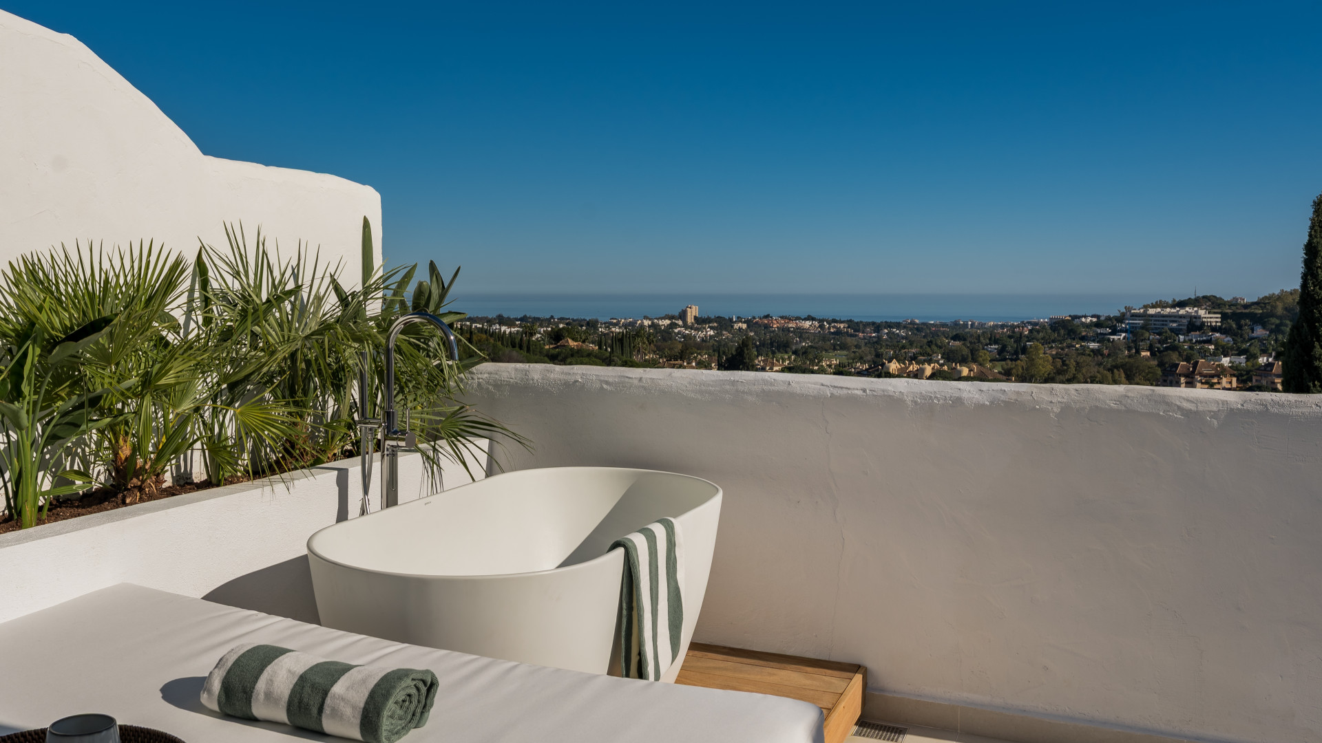 Exklusives Duplex-Penthouse mit Panoramameerblick in Nueva Andalucía, Marbella