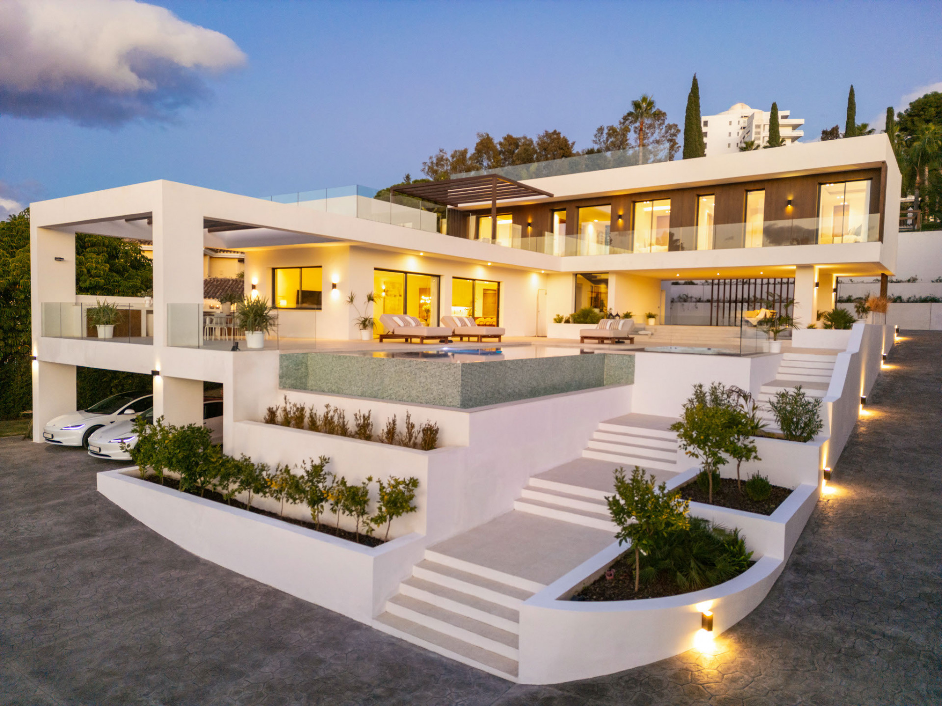 Exklusive Designvilla mit großzügigen Terrassen und Pool in El Paraíso