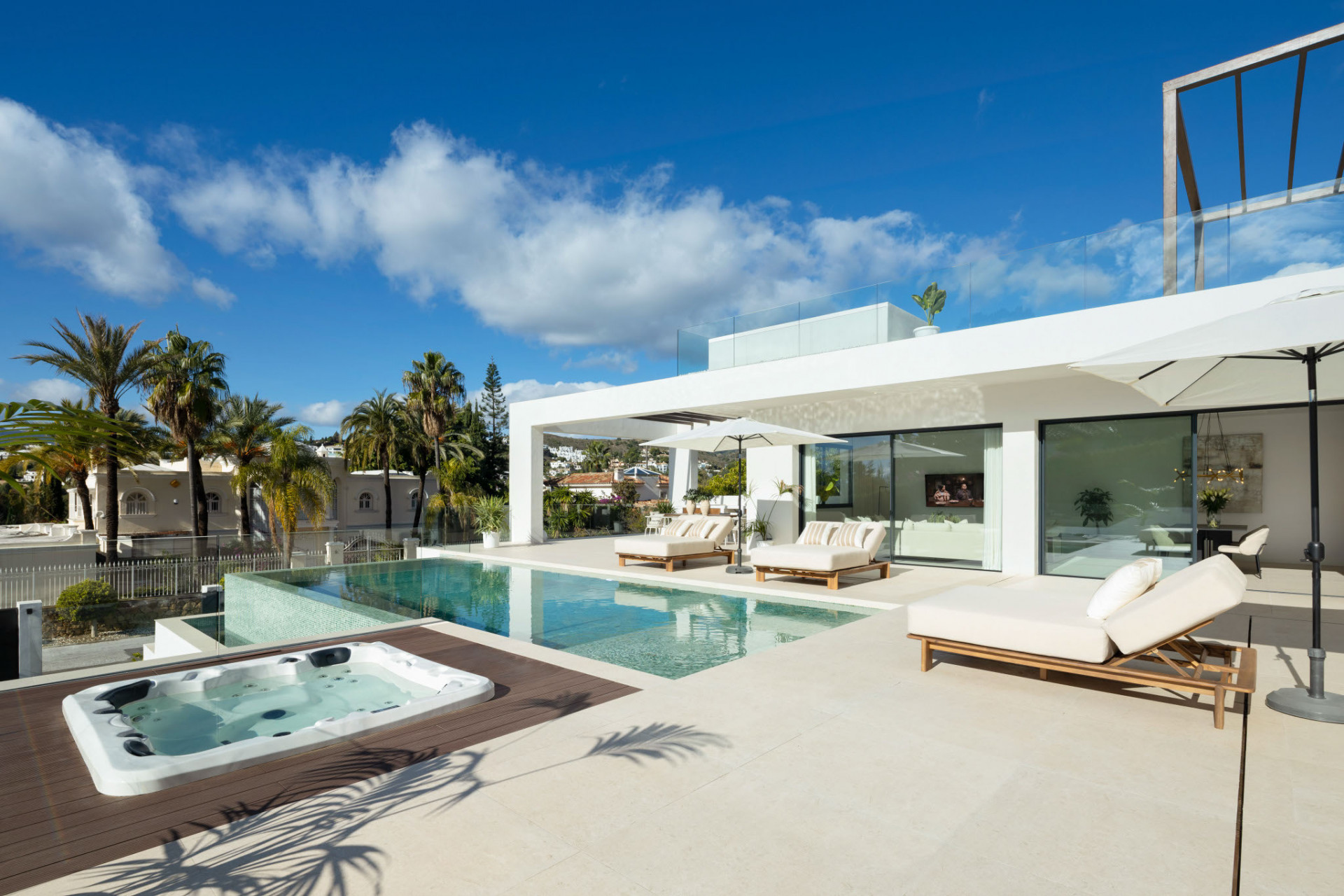 Exklusive Designvilla mit großzügigen Terrassen und Pool in El Paraíso