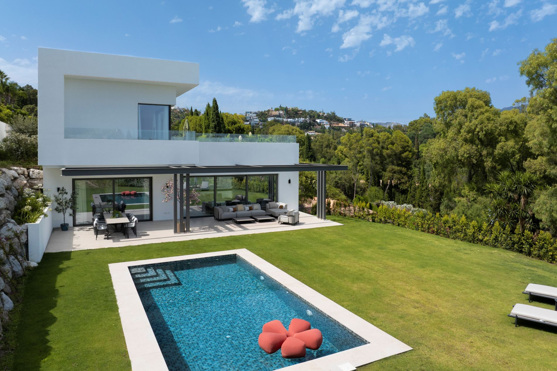 Moderne Luxusvilla Umgeben von Natur