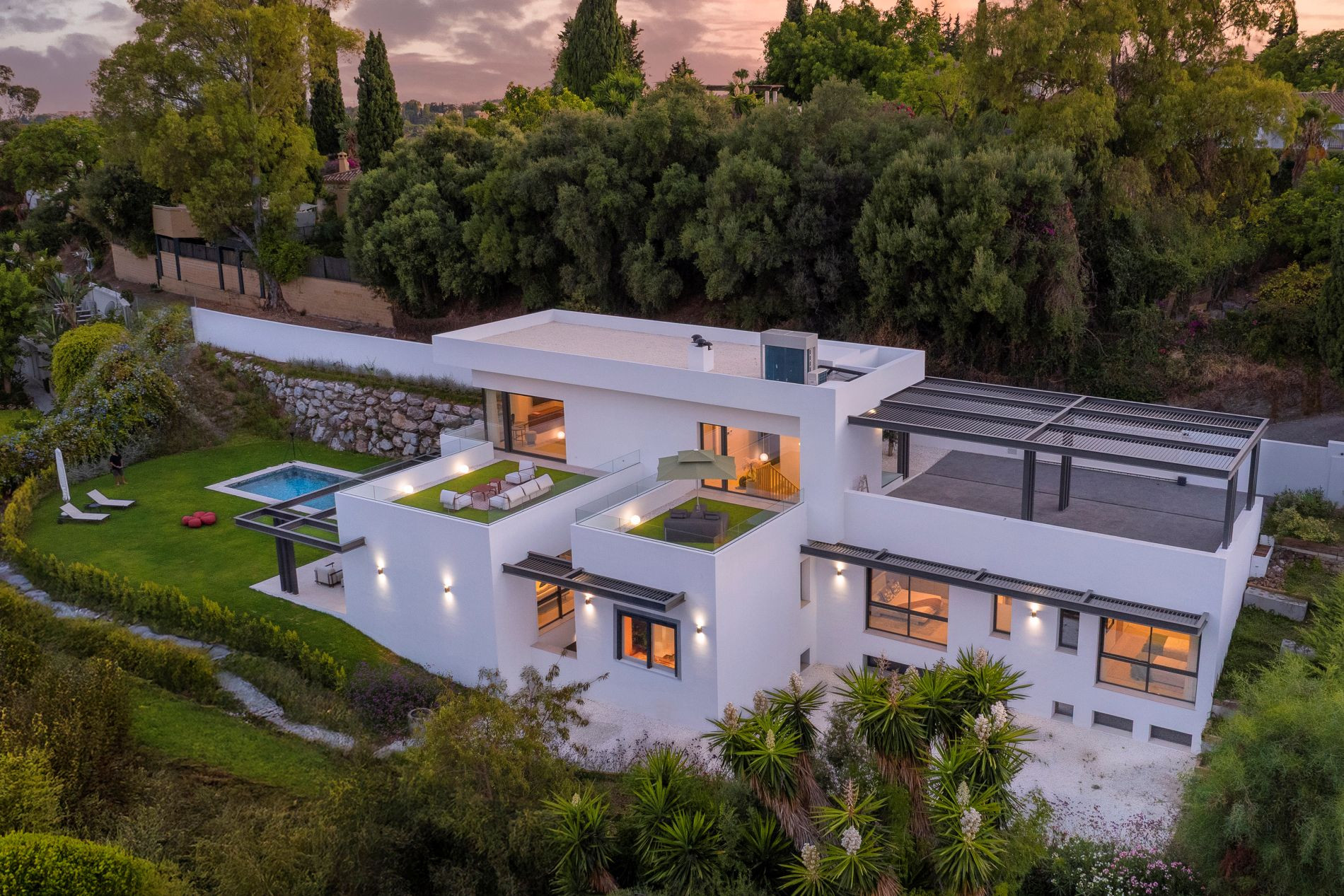 Moderne Luxusvilla Umgeben von Natur