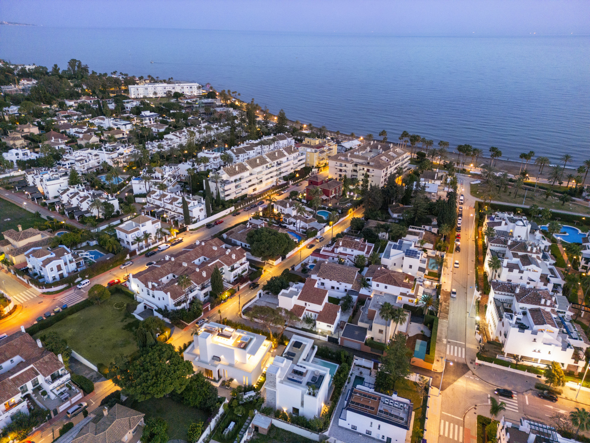 Moderne Luxusvilla am Strand in der Nähe von Puerto Banus