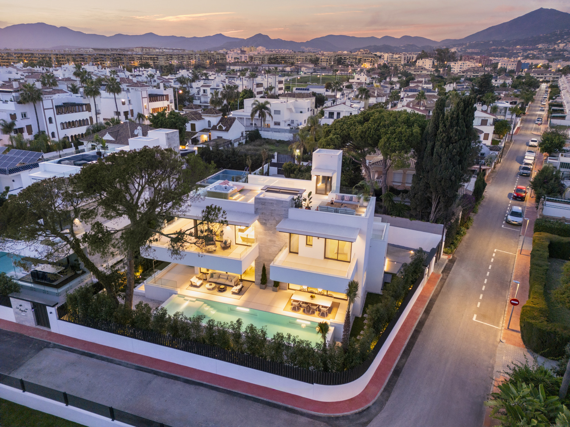 Moderne Luxusvilla am Strand in der Nähe von Puerto Banus