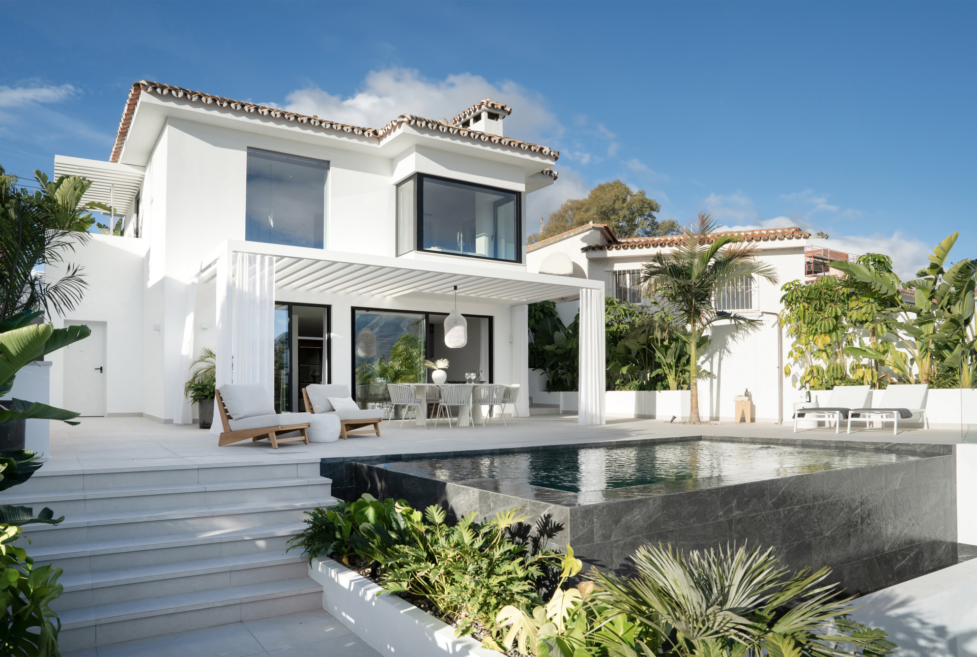 Traumvilla in Nueva Andalucia: Stilvolles Wohnen in der Nähe von Puerto Banus