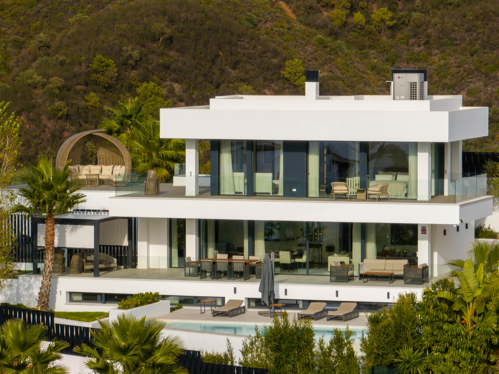 Moderne Villa in Nueva Andalusien mit Panorama-Meerblick