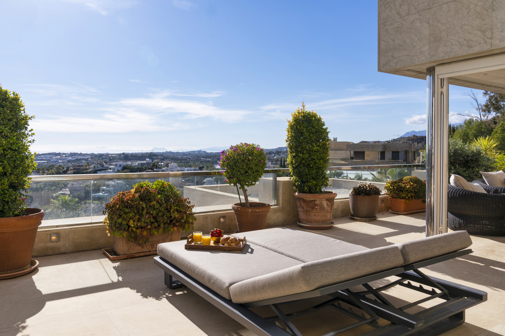 GERÄUMIGE WOHNUNG MIT PANORAMABLICK IN NUEVA ANDALUCIA