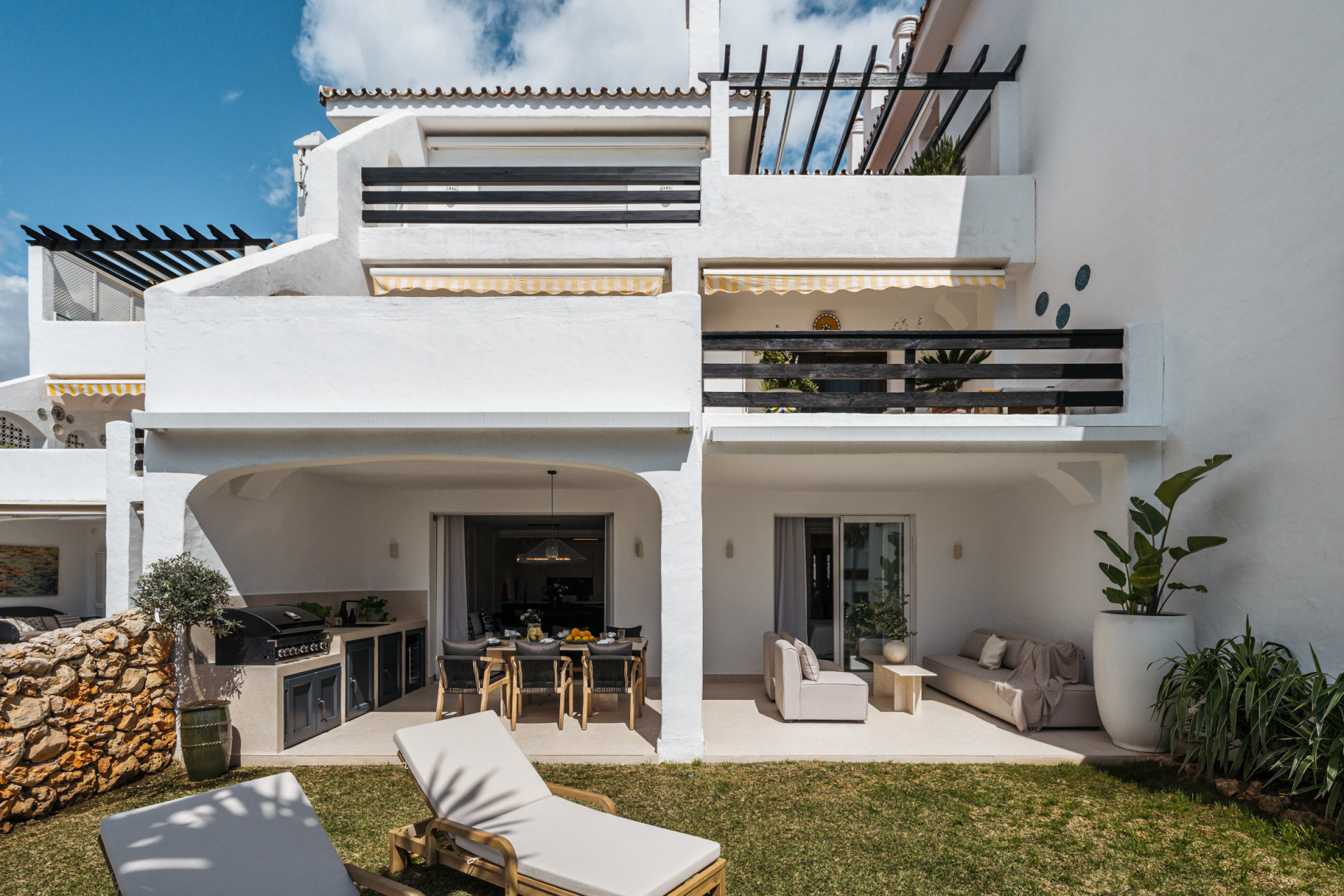 Eleganz mit Aussicht – Traumwohnung mit Poolblick und Blick auf das Mittelmeer