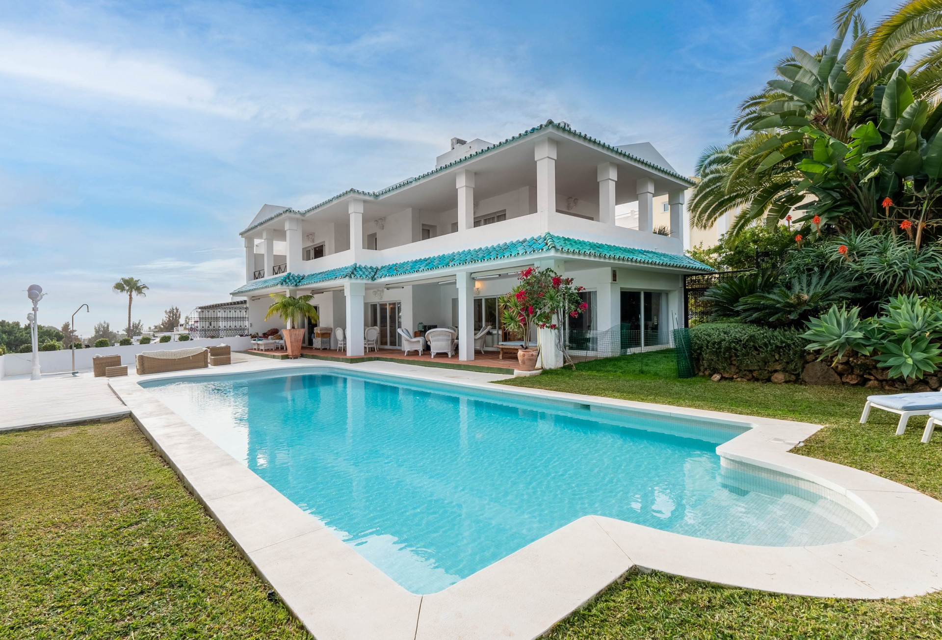 Modernes Refugium mit Privatsphäre, Pool und Potenzial