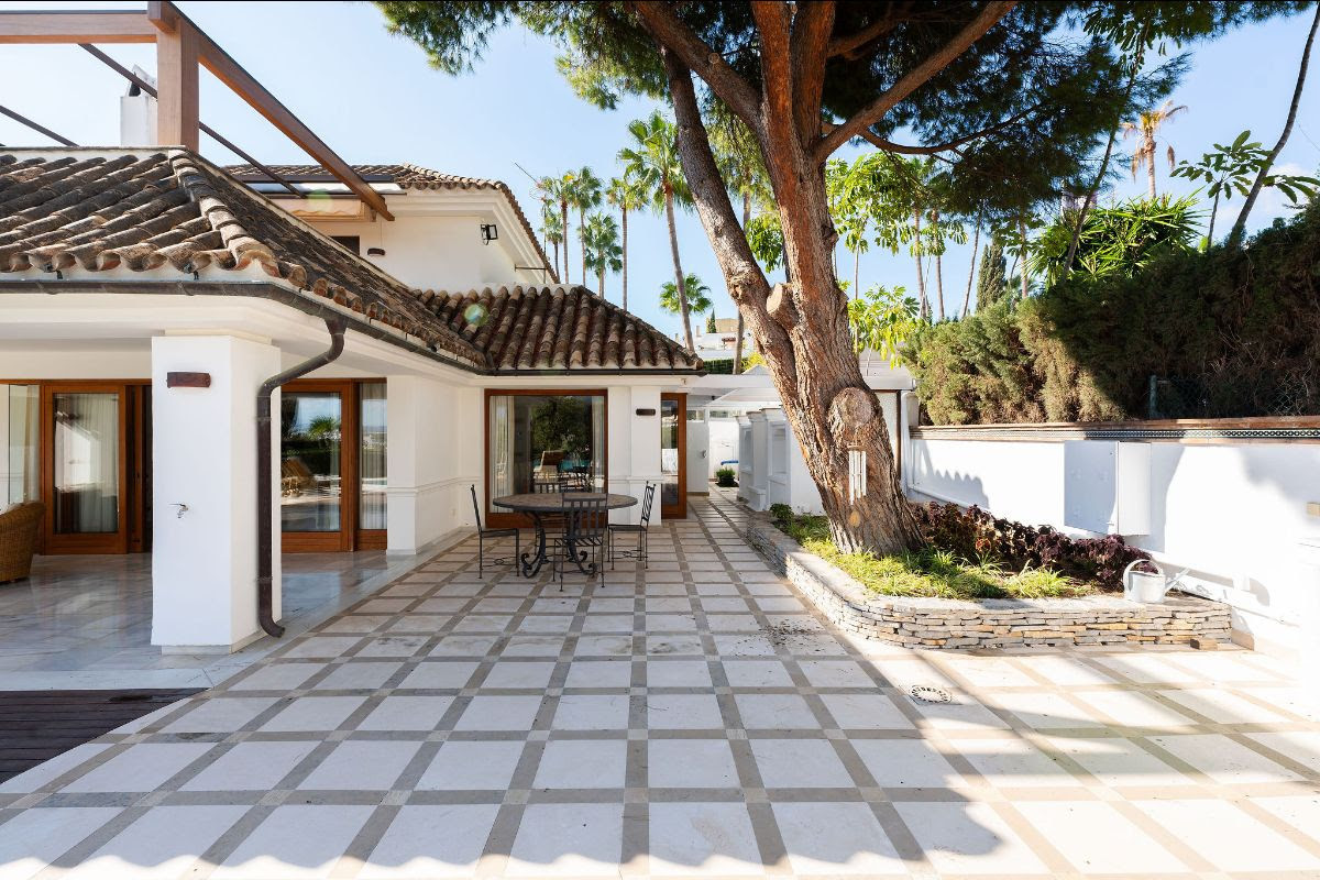 Exklusive Villa in Bestlage mit Panoramablick & direktem Golfzugang