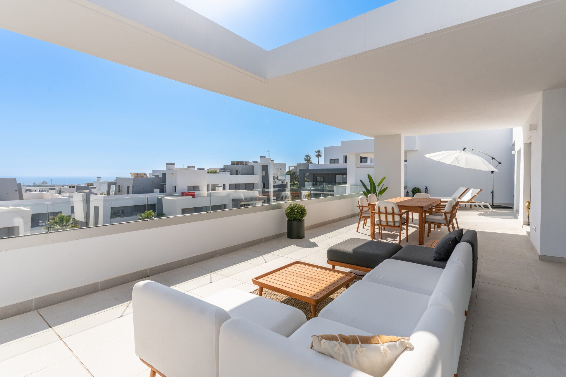 Lichtdurchflutetes Designer-Penthouse mit Meerblick und Resort-Lifestyle