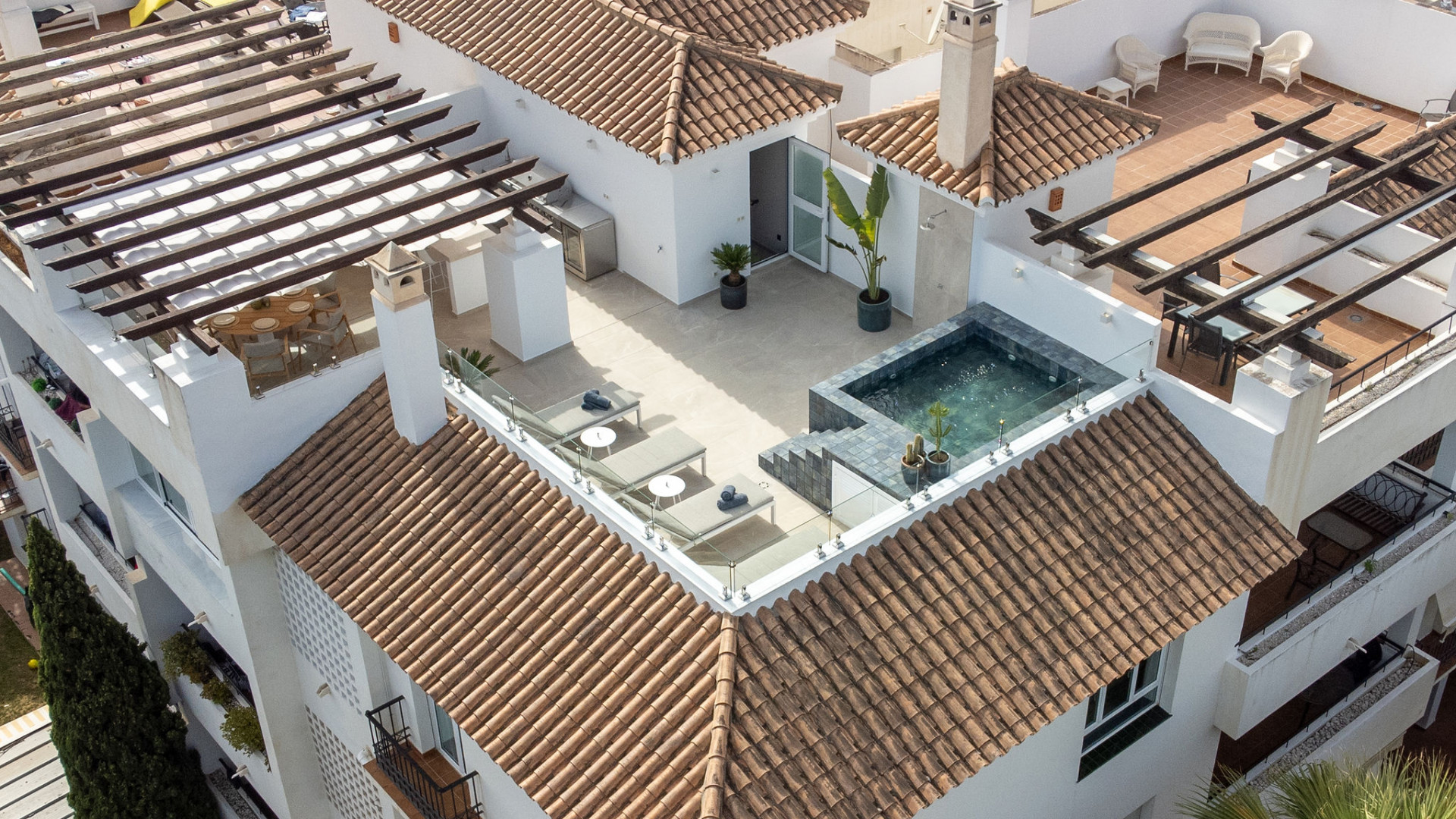 Elegant & Modern: Penthouse Lira mit Weitblick und Rooftop-Oase in Nueva Andalucía