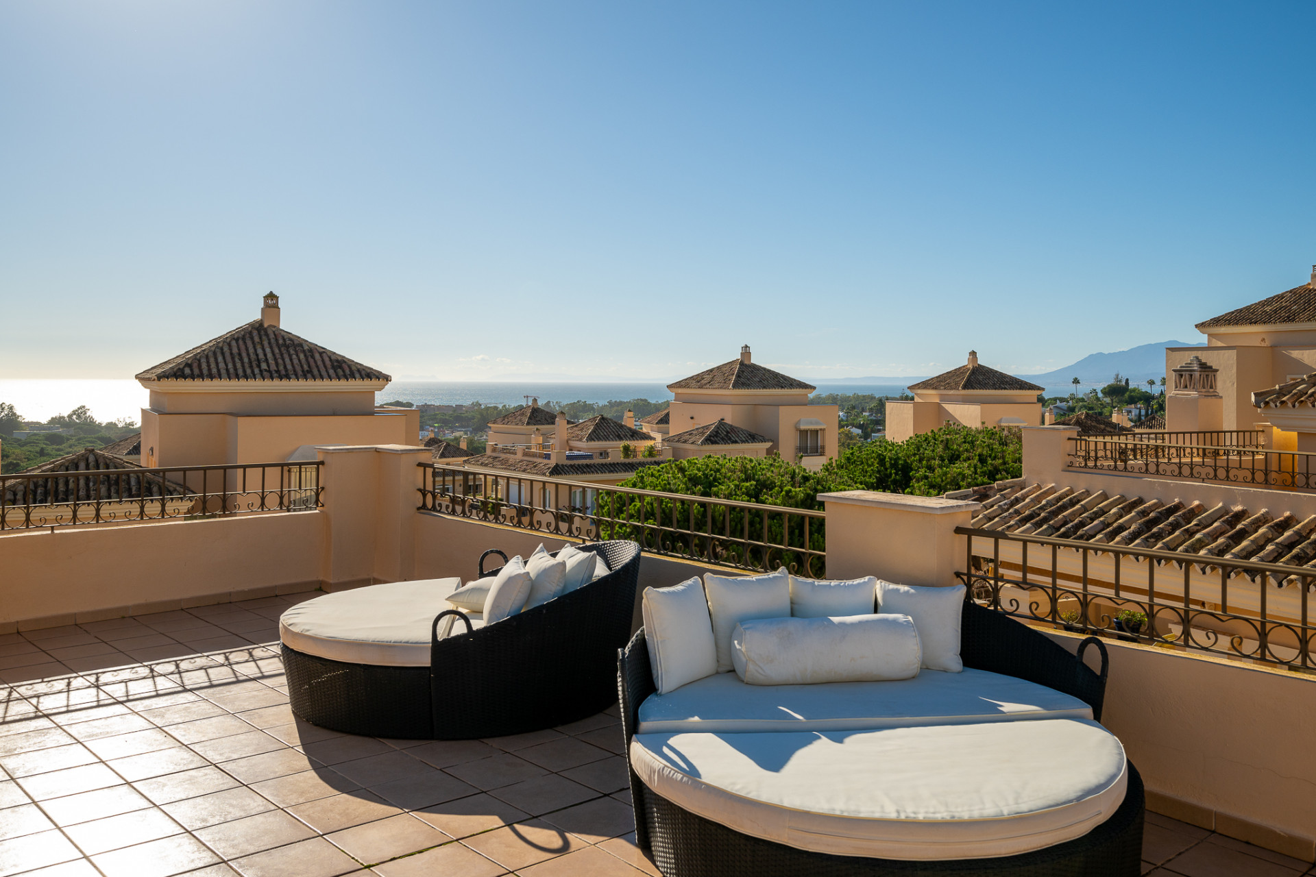 Luxuriöses Duplex-Penthouse in Elviria mit 360° Panoramaterrassen und erstklassiger Lage