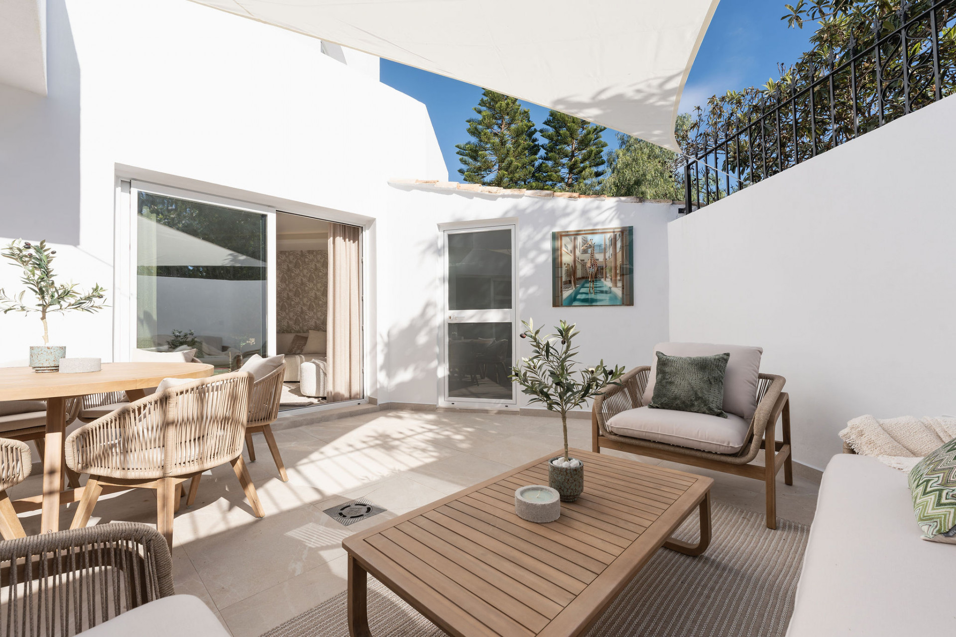 Eleganz trifft Komfort: Traumhaftes Stadthaus nahe Puerto Banús