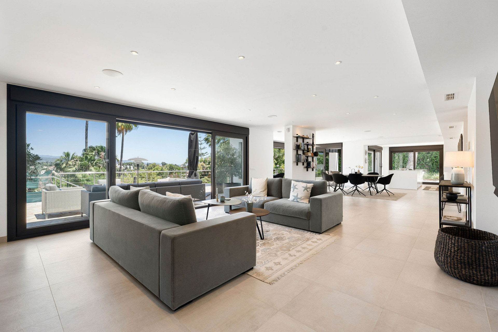 Moderne Villa mit Panoramablick in Toplage von Nueva Andalucía