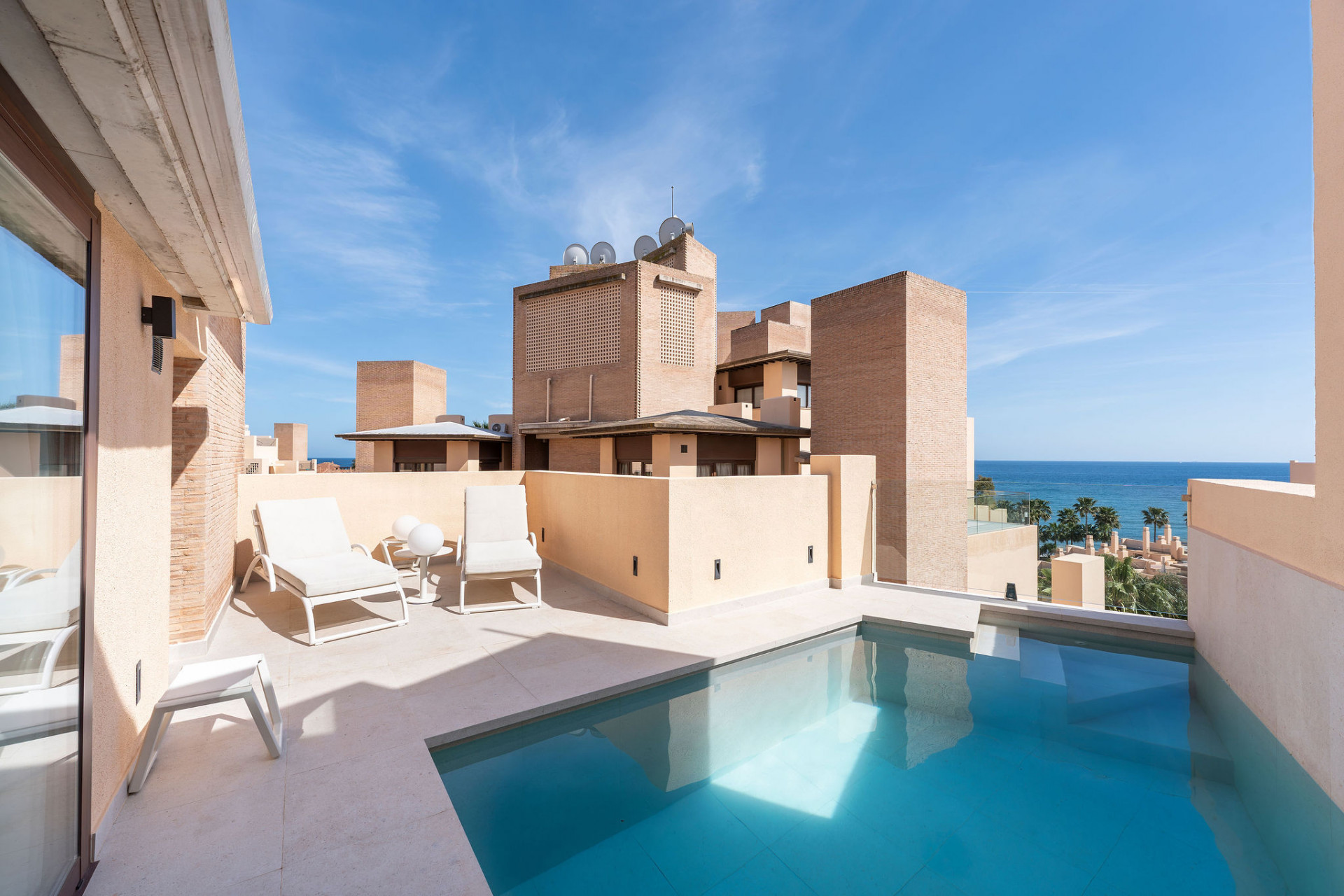 Luxuriöses Strandpenthouse mit Privatpool und Meerblick