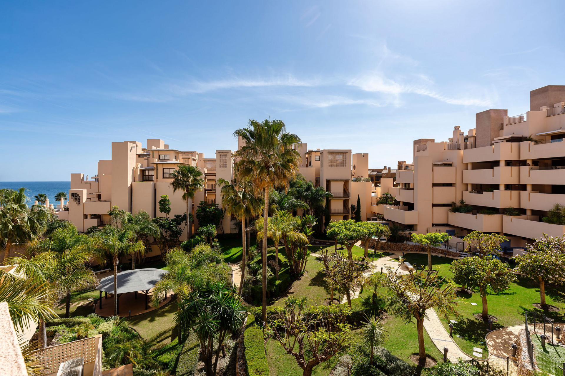 Luxuriöses Strandpenthouse mit Privatpool und Meerblick