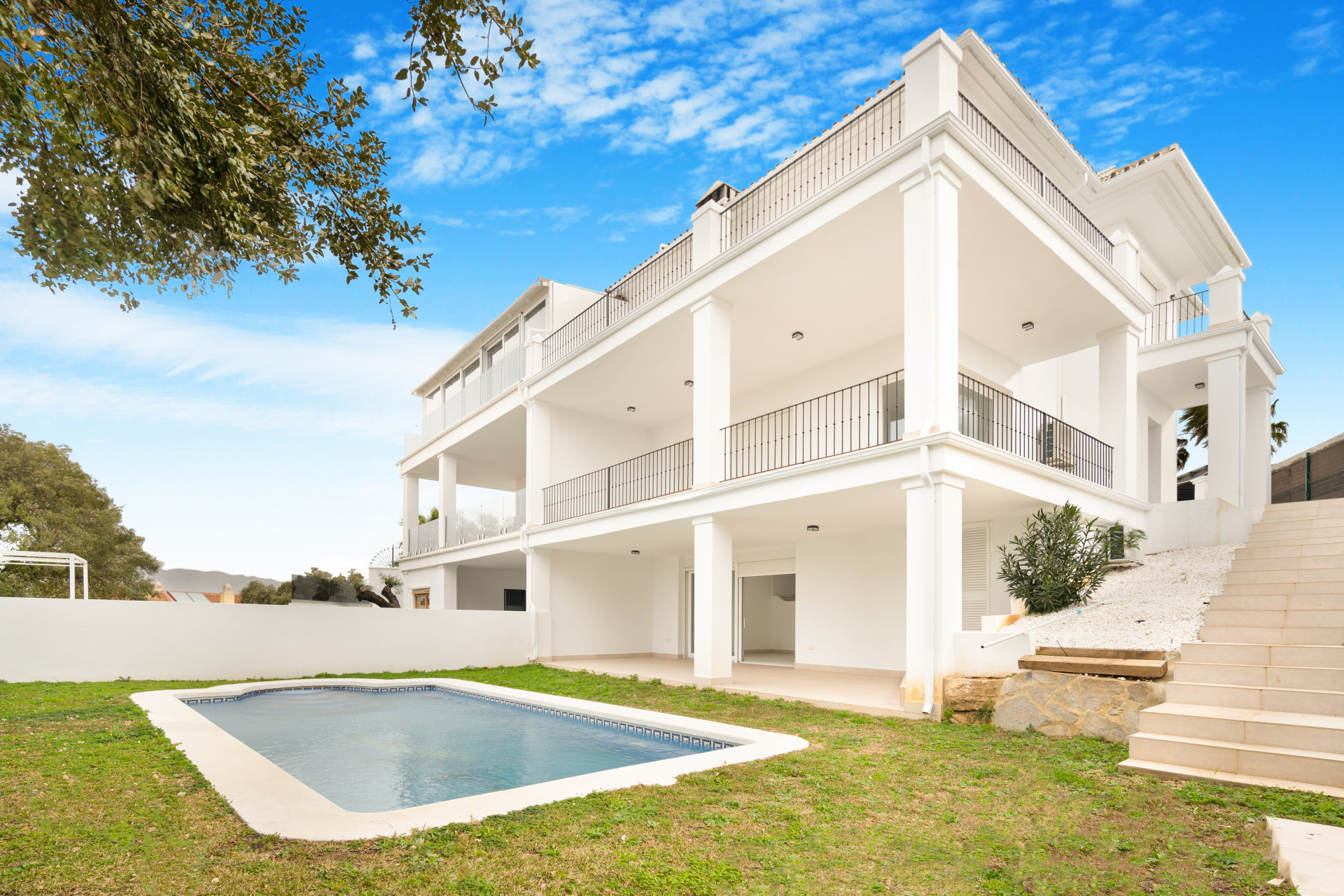 Fantastische halb freistehende Villa mit drei Schlafzimmern in einer bewachten Wohnanlage in Monte Elviria, La Mairena