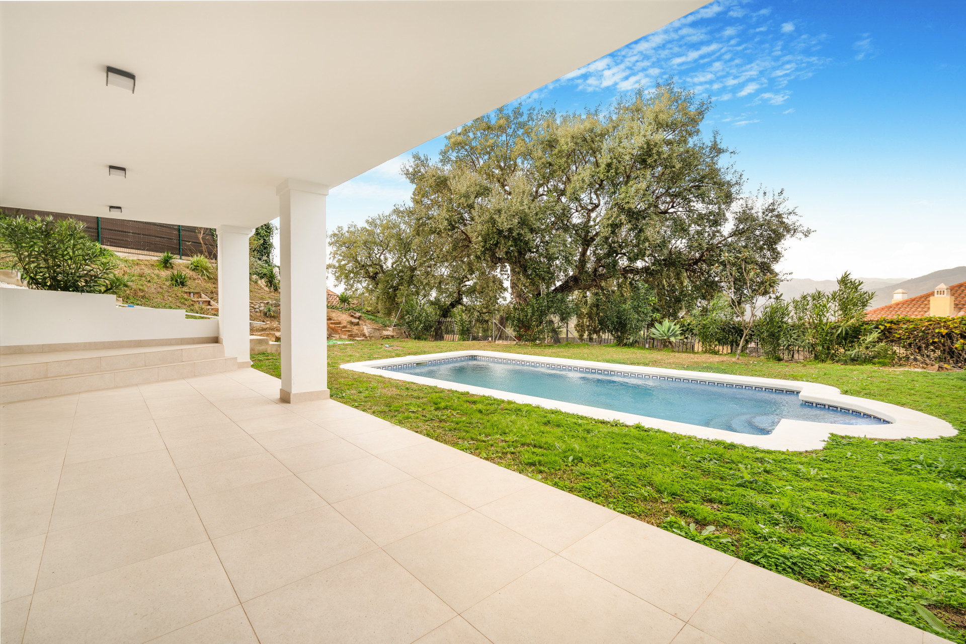 Fantastische halb freistehende Villa mit drei Schlafzimmern in einer bewachten Wohnanlage in Monte Elviria, La Mairena