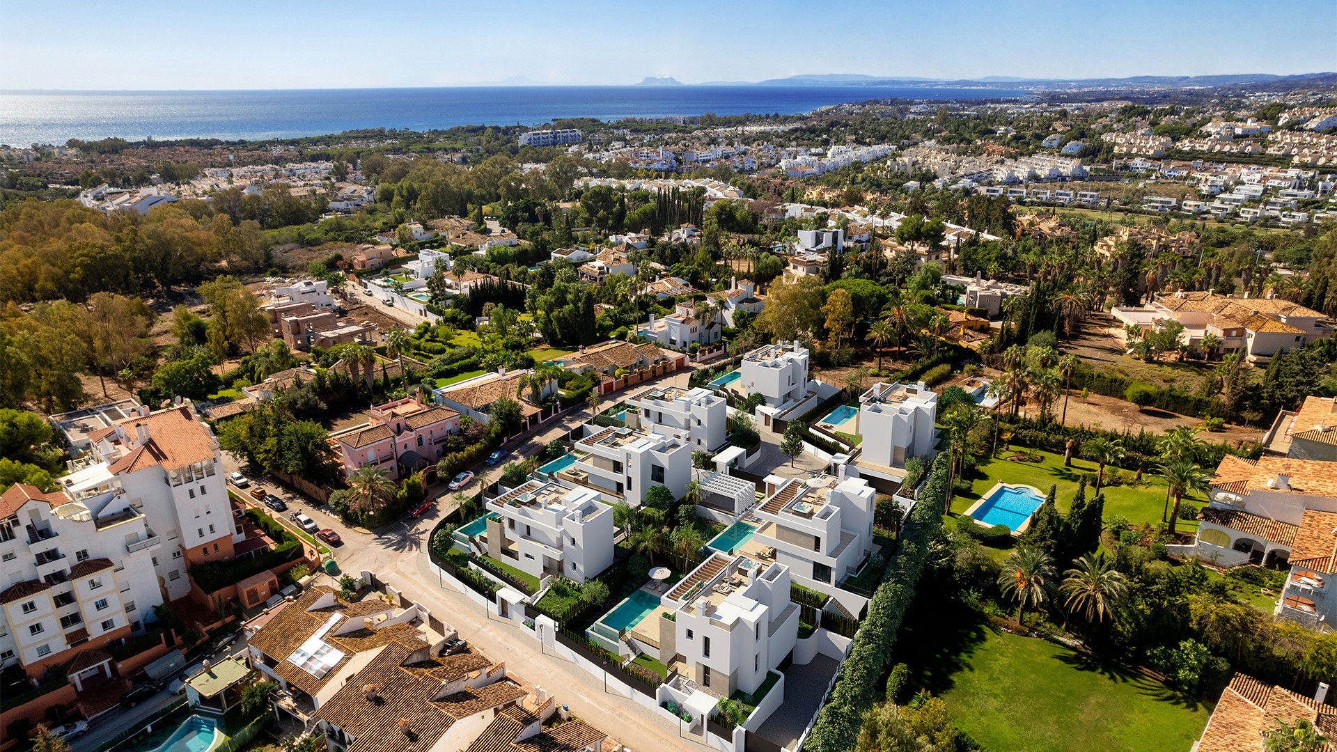 Exklusive Neubauvilla in Strandnähe an der Neuen Goldenen Meile, nur 10 Minuten von Puerto Banús entfernt.