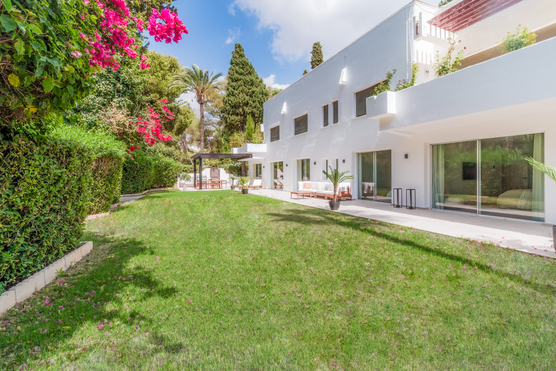 Luxuriöses Erdgeschoss-Apartment mit grossem Garten auf der renommierten Golden Mile von Marbella