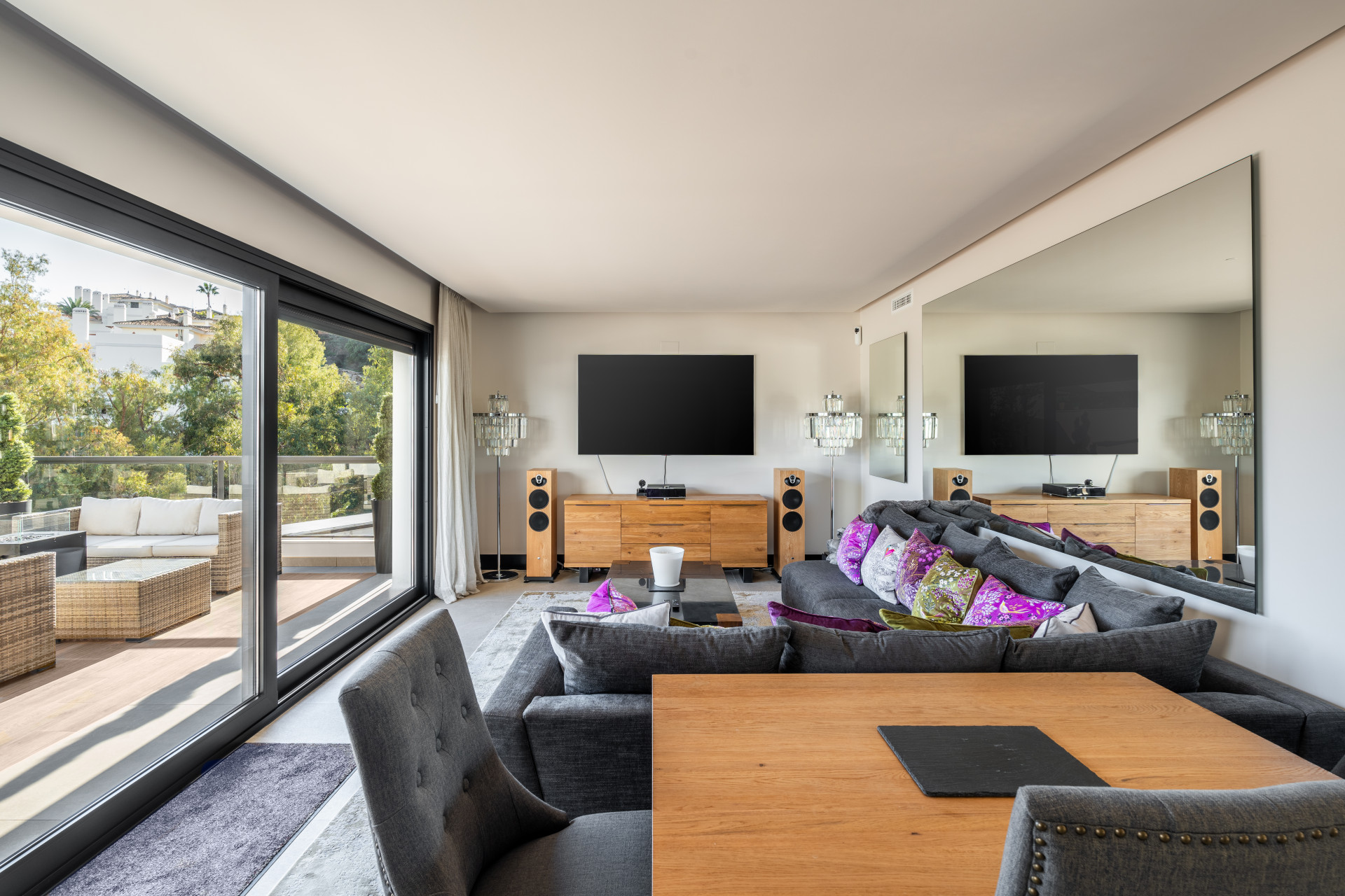 Atemberaubende Wohnung mit Dachterrasse, mit spektakulären Panoramablick auf den See, Berge und auf das glitzernde Mittelmeer