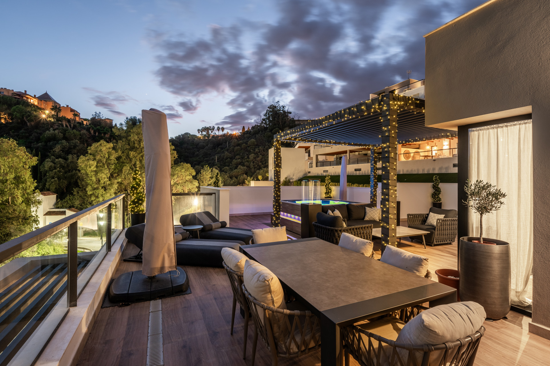 Atemberaubende Wohnung mit Dachterrasse, mit spektakulären Panoramablick auf den See, Berge und auf das glitzernde Mittelmeer