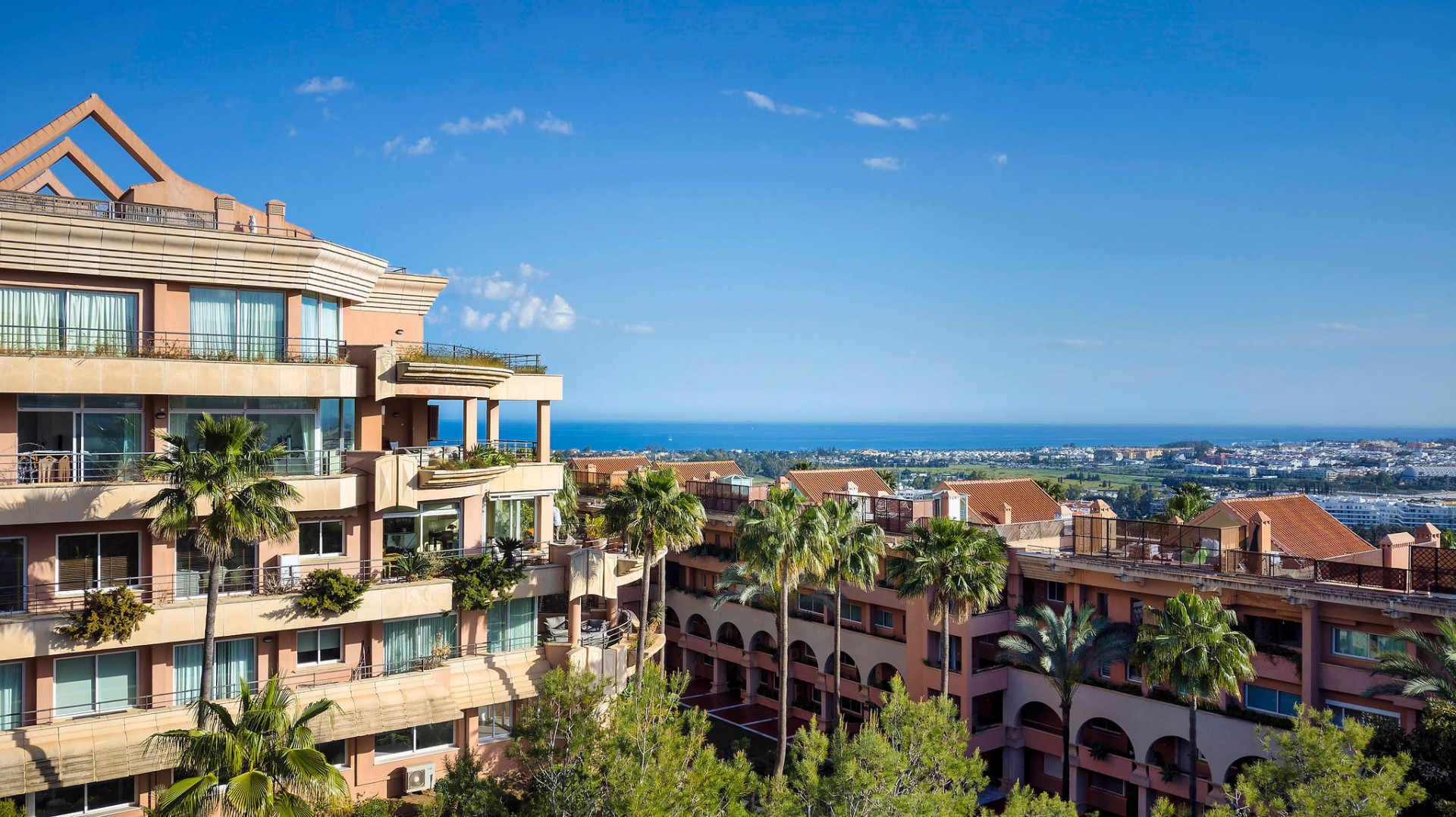 Geräumige Eckwohnung mit drei Schlafzimmern und atemberaubendem Blick auf Meer, Berge und Golf