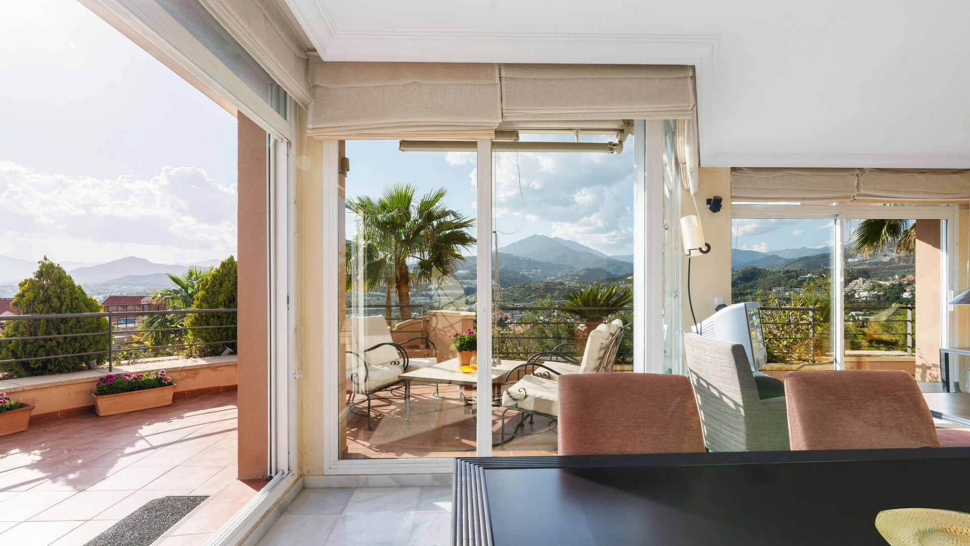 Geräumige Eckwohnung mit drei Schlafzimmern und atemberaubendem Blick auf Meer, Berge und Golf