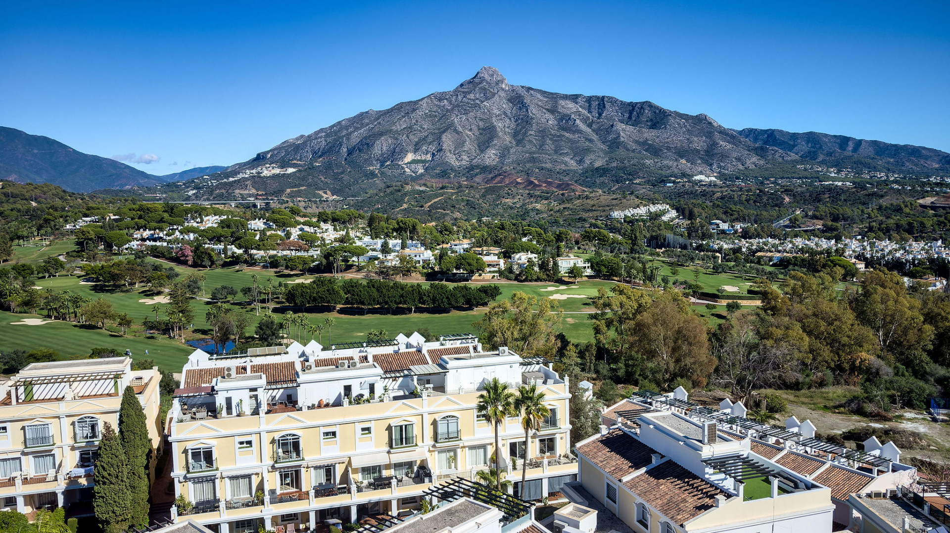 Newly fully refurbished duplex penthouse in the poular urbanisation of Aloha Gardens