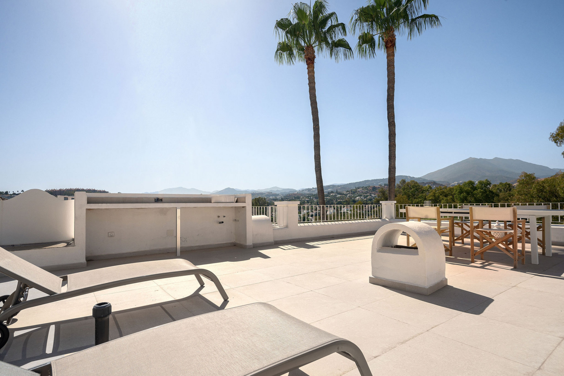 Elegante und gemütliche Wohnung mit Dachterrasse in der beliebten Urbanisation Aloha Pueblo