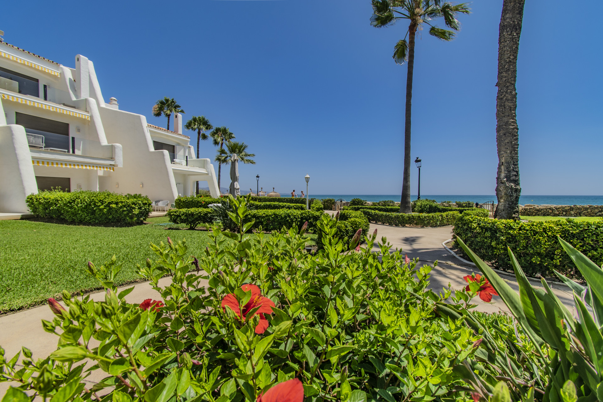 Einzigartiges Strandhaus in erster Linie an der Golden Mile mit Meerblick