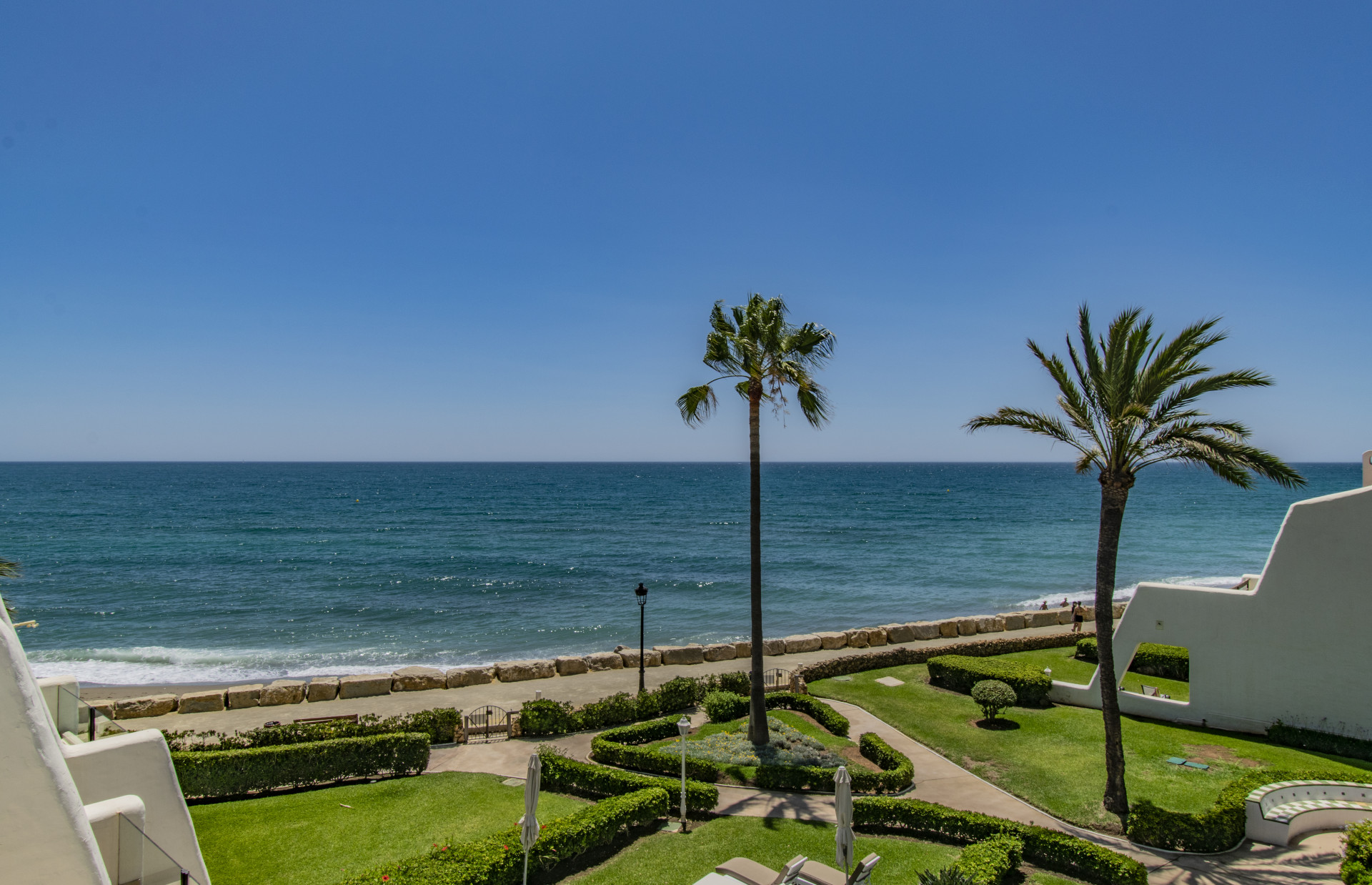 Einzigartiges Strandhaus in erster Linie an der Golden Mile mit Meerblick