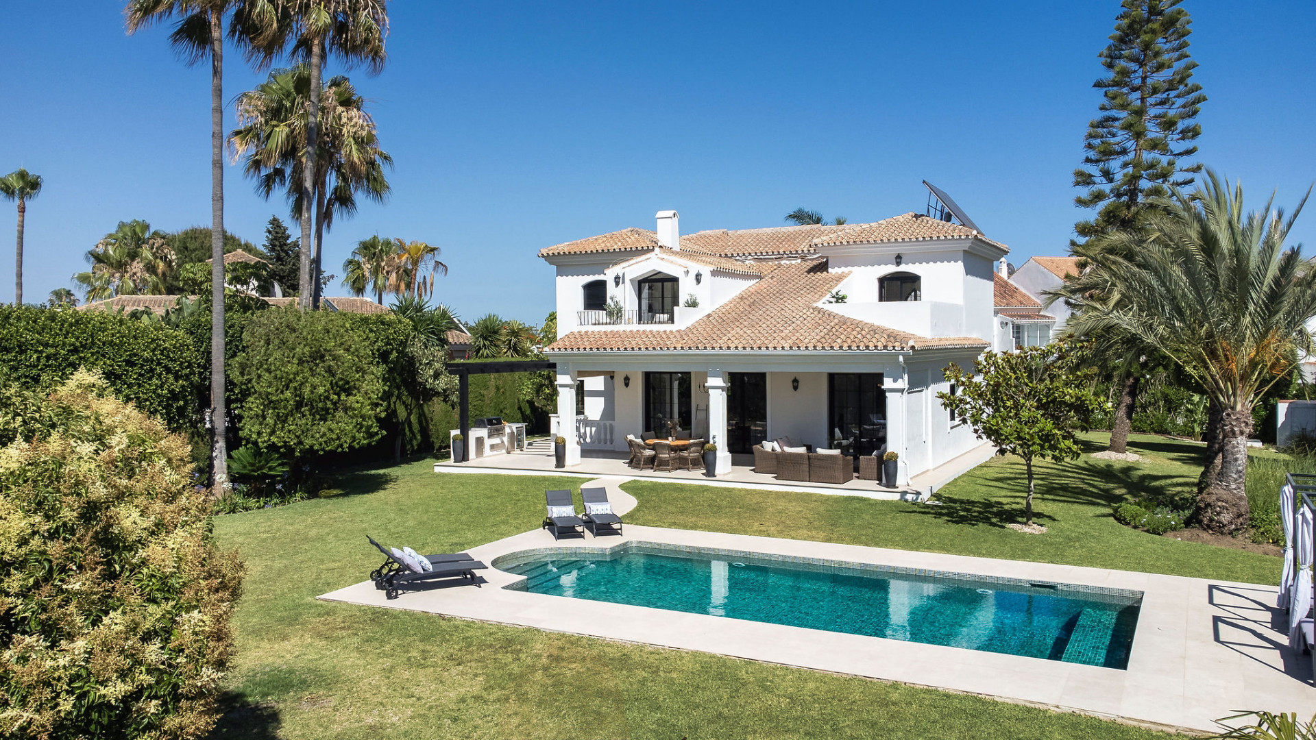 Hochwertige, elegante Villa im skandinavischen Stil in Monte Biarritz, Estepona