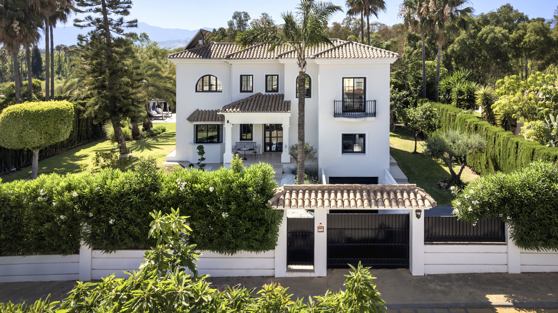 Hochwertige, elegante Villa im skandinavischen Stil in Monte Biarritz, Estepona