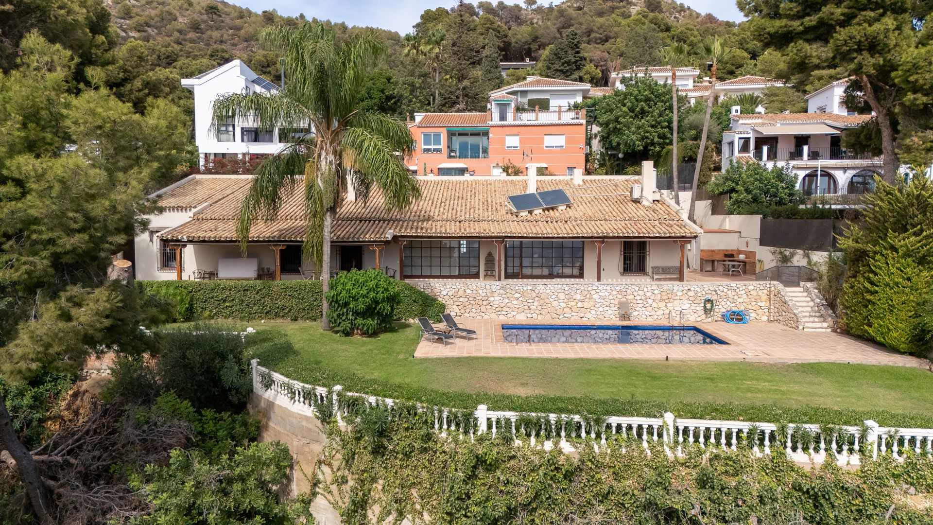 Charming Single-Level Villa with Panoramic Sea Views in Pinares de San Antón, Málaga