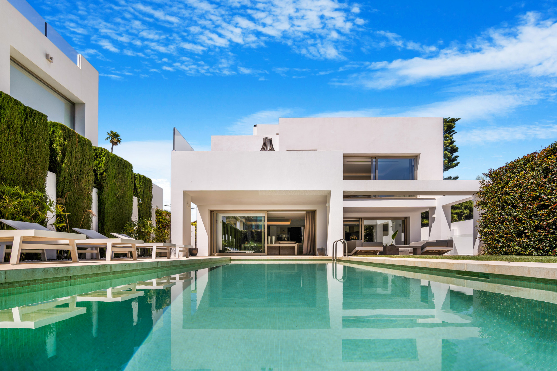 Luxurious Second-Line Beach Corner House On Marbella´s Golden Mile