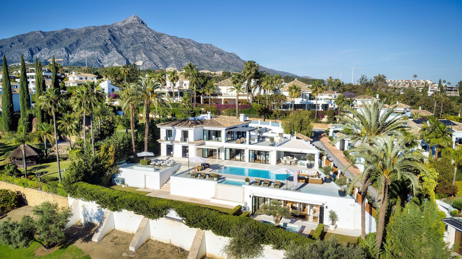 Luxurious Family Home with Panoramic Golf Views in Los Naranjos, Marbella