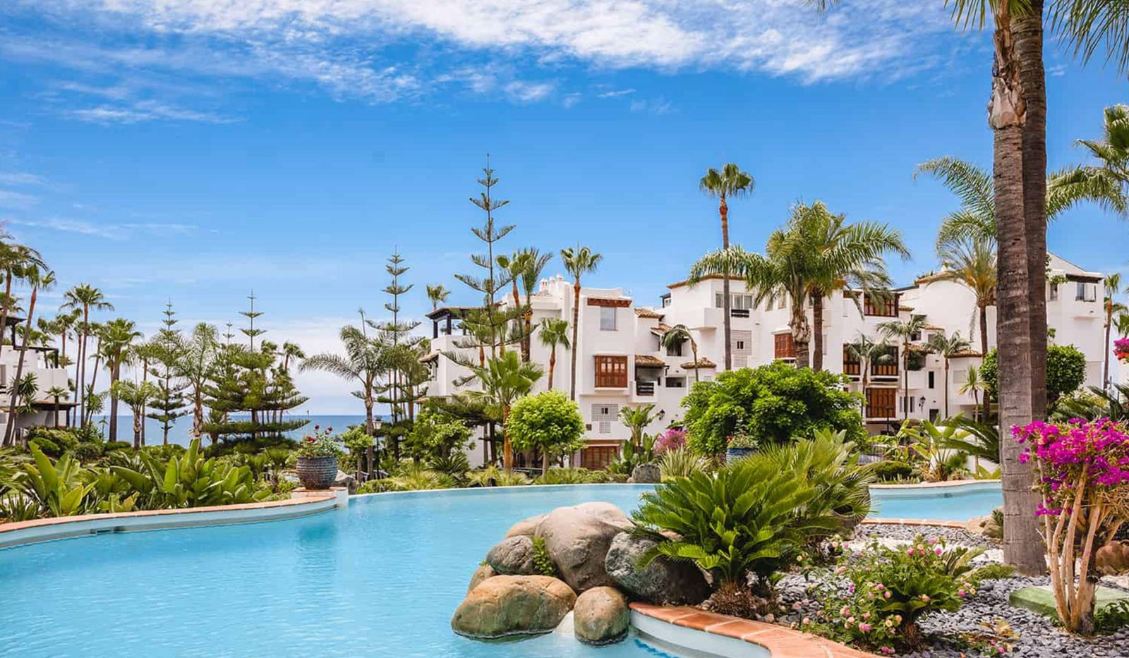 Stunning Renovated Apartment in Japanese Gardens, Marina Puente Romano