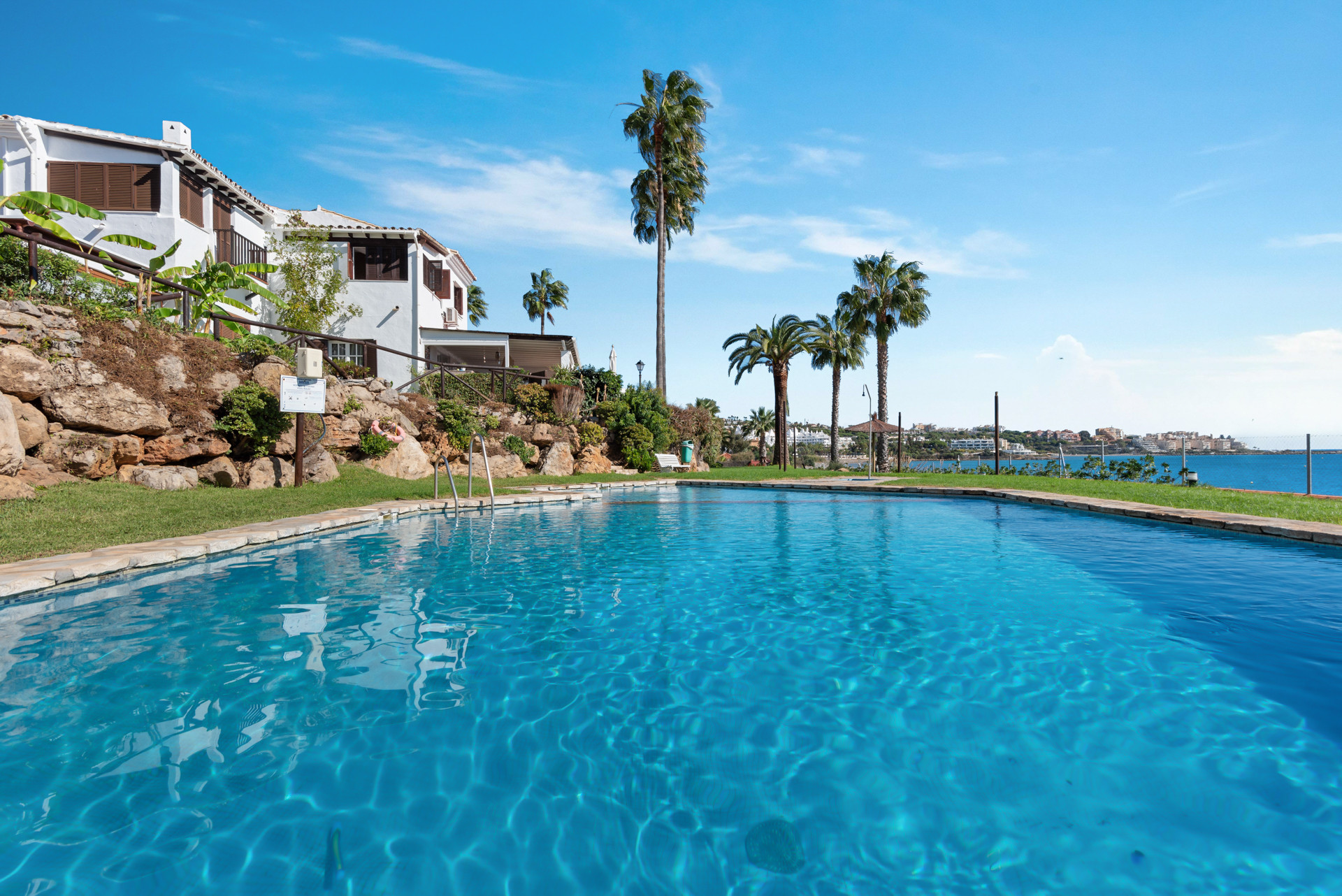 Frontline Beach Opportunity – 2-Bedroom Townhouse in Bahía Azul, Estepona West