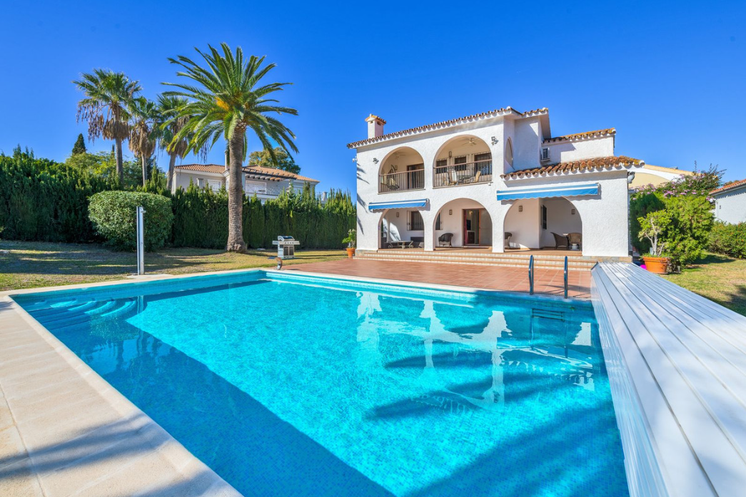 Modernised Andalusian Villa with Heated Pool & Large Garden in Atalaya Alta