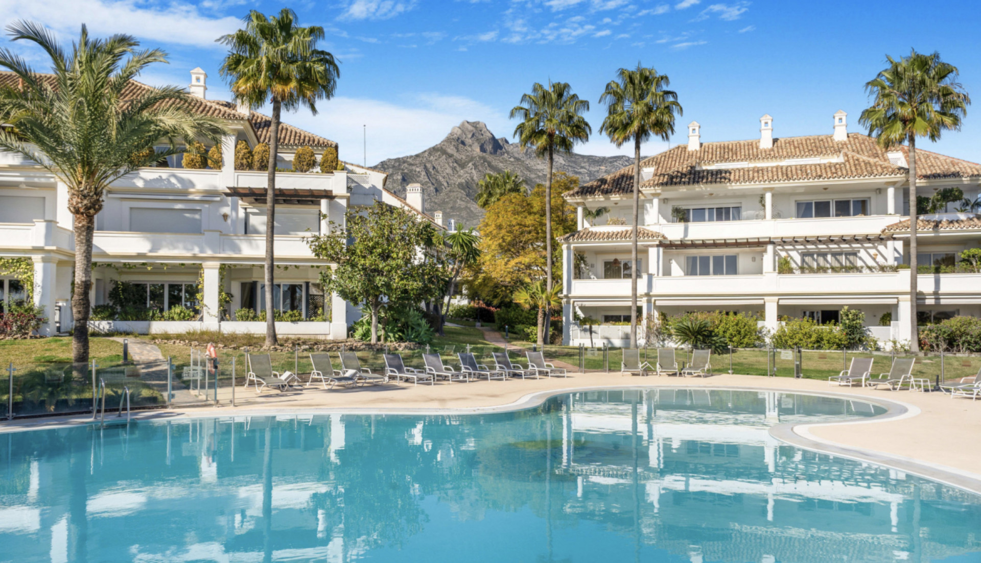 A Rare Gem on Marbella´s Golden Mile – Luxury Duplex with Sea Views