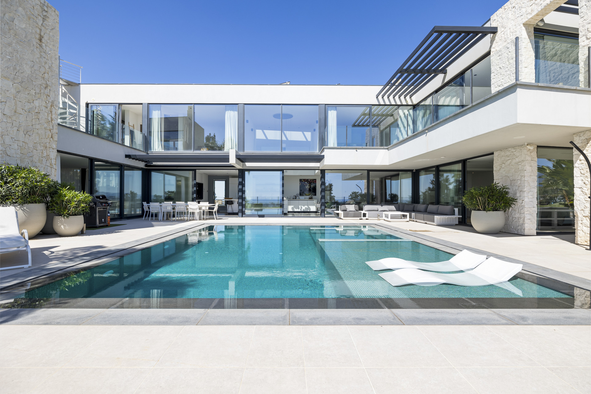 Stunning Contemporary Golf-Front Home with Panoramic Sea and Mountain Views in La Alquería, Benahavís