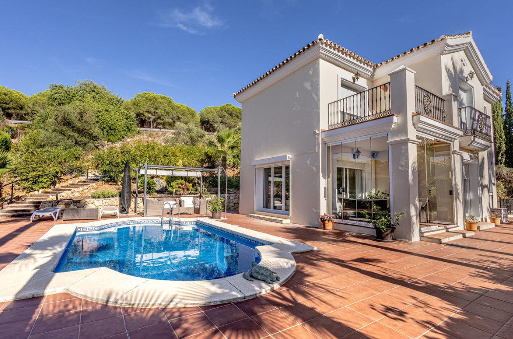 Stylish 3-Bedroom Villa in Boutique Golf Urbanization – Move-In Ready with Private Garden & Pool