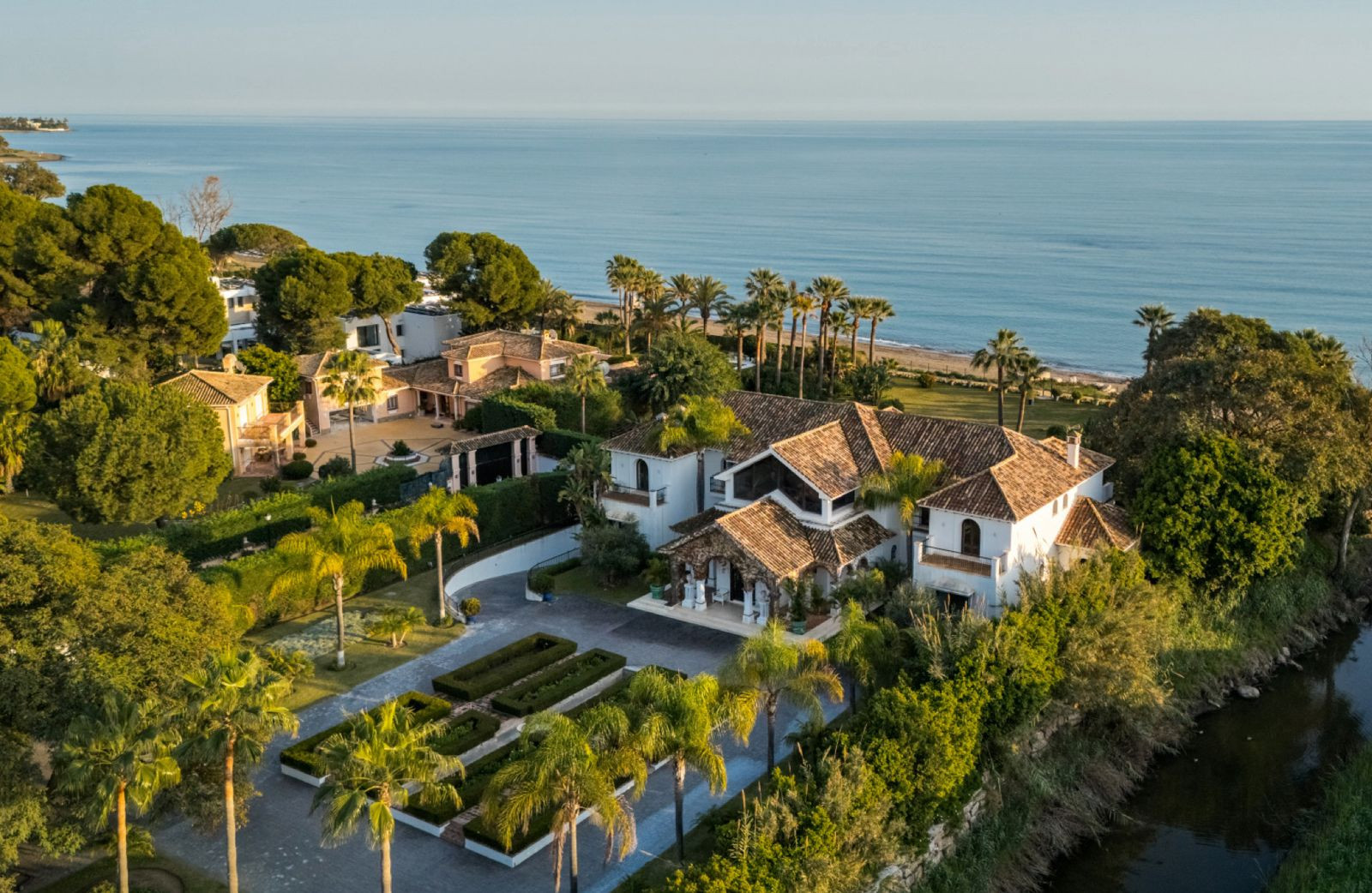 EXCEPTIONAL MEDITERRANEAN BEACHFRONT – A RARE OPPORTUNITY FOR REFINEMENT & RENOVATION ON MARBELLA´S NEW GOLDEN MILE