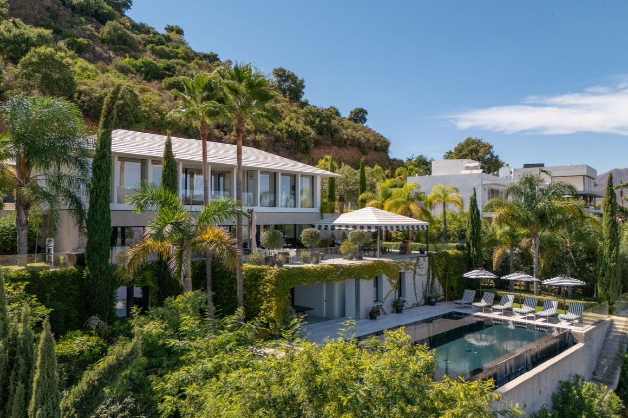 Elegant 5 Bed Villa Overlooking Marbella’s Coastline