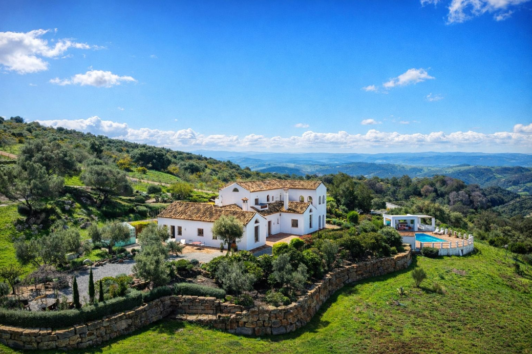 Charming Country Villa with Guest Annex and Panoramic Views – Estepona, Málaga