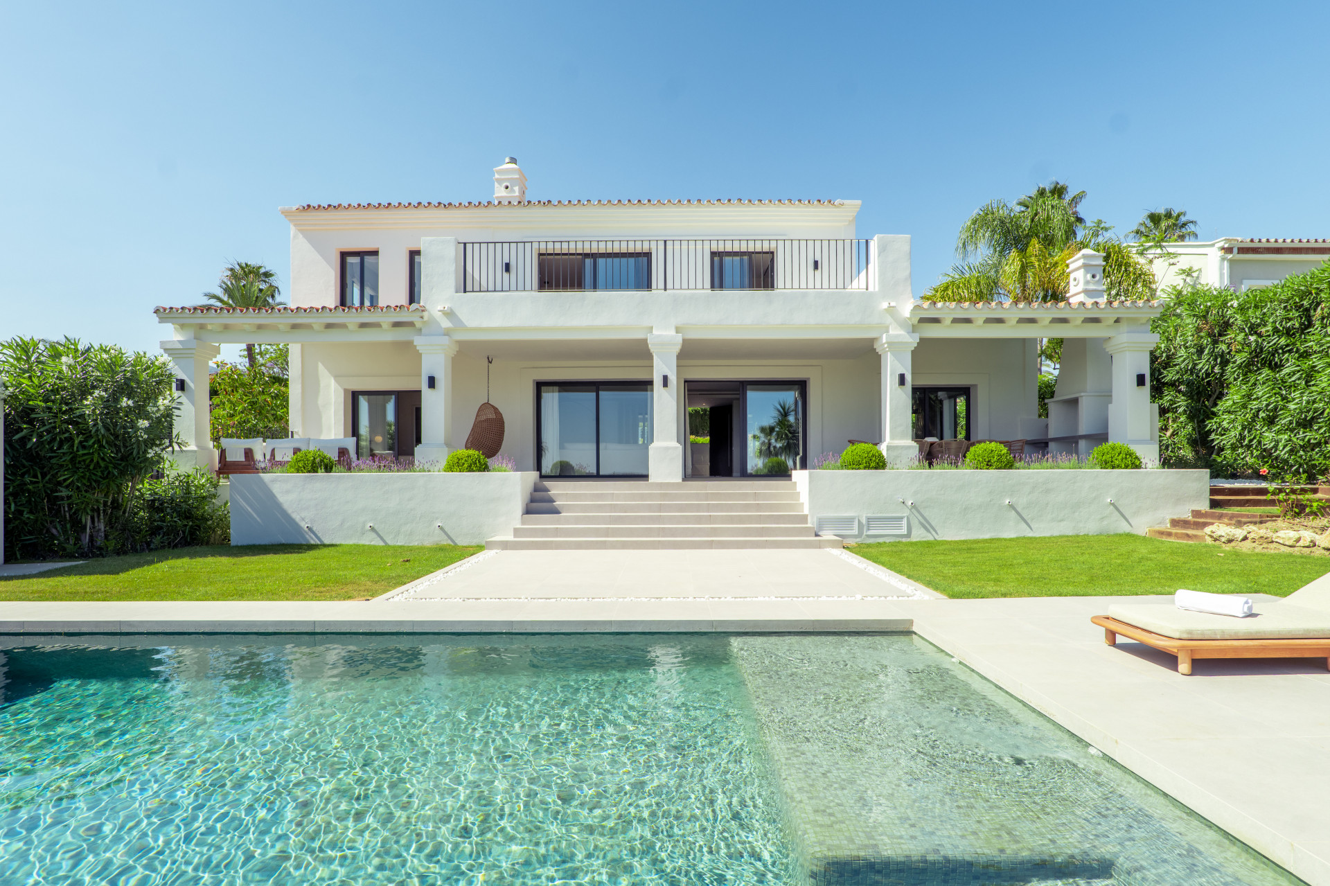 Refined Luxury with Breathtaking Seaviews in Nueva Andalucía, Marbella