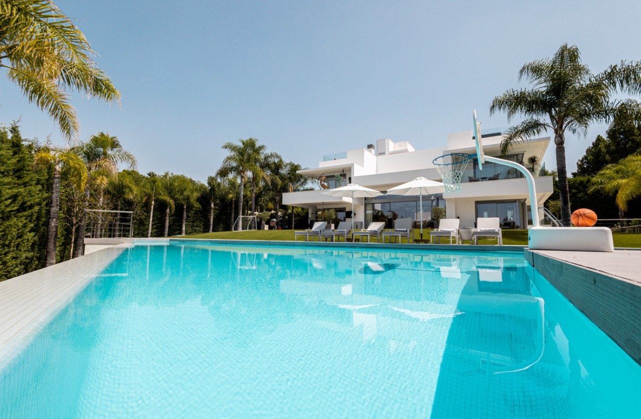 A Luxury Beachside 6 Bedroom Modern Villa in Marbella